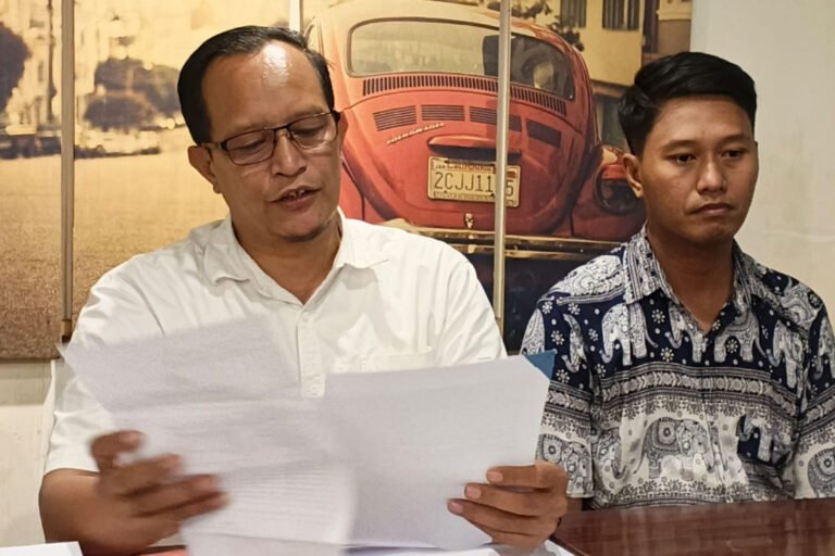 Koordinator tim hukum korban, Sukarman, S.H., M.H. saat mendampingi kakak korban penganiayaan oleh petinggi HIPMI Jateng di Semarang, -Umar Dani -
