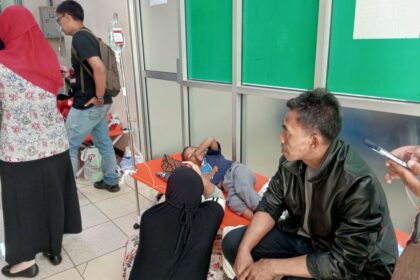 Ratusan siswa dan wali murid yang diduga mengalami keracunan setelah menyantap makanan program Makan Bergizi Gratis (MBG) di Kecamatan Bawang, Kabupaten Batang, Jawa Tengah, terus bertambah. Bupati Batang M Faiz Kurniawan mengatakan, jumlah korban kini diperkirakan mencapai 300-an orang, dengan korban termuda seorang bayi berusia 10 bulan hingga orang lanjut usia