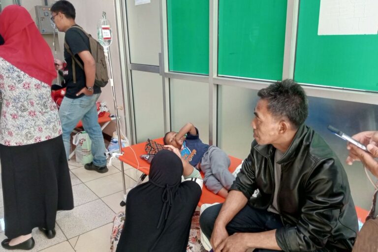 Ratusan siswa dan wali murid yang diduga mengalami keracunan setelah menyantap makanan program Makan Bergizi Gratis (MBG) di Kecamatan Bawang, Kabupaten Batang, Jawa Tengah, terus bertambah. Bupati Batang M Faiz Kurniawan mengatakan, jumlah korban kini diperkirakan mencapai 300-an orang, dengan korban termuda seorang bayi berusia 10 bulan hingga orang lanjut usia