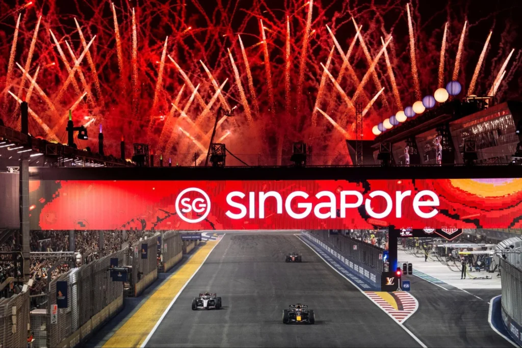 F1 Singapura 2026 Penuh Kejutan, dari Kemenangan Verstappen hingga Aksi Lana Del Rey