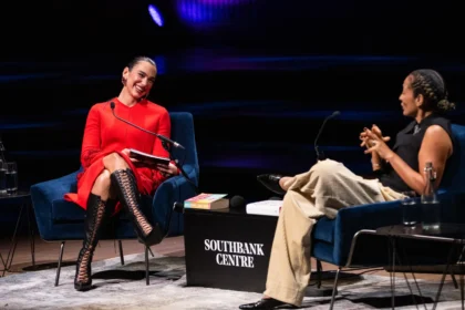 Dua Lipa Padukan Chanel dan Prada saat Jadi Kurator London Literature Festival 2026