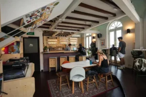 One Trick Pony Menawarkan Bar untuk Para Pekerja Kreatif
