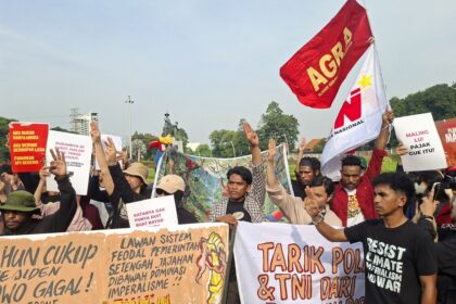 Demo Dua Tahun Prabowo-Gibran di Jakarta Diwarnai Simbol Tiga Jari hingga Pembakaran Keranda