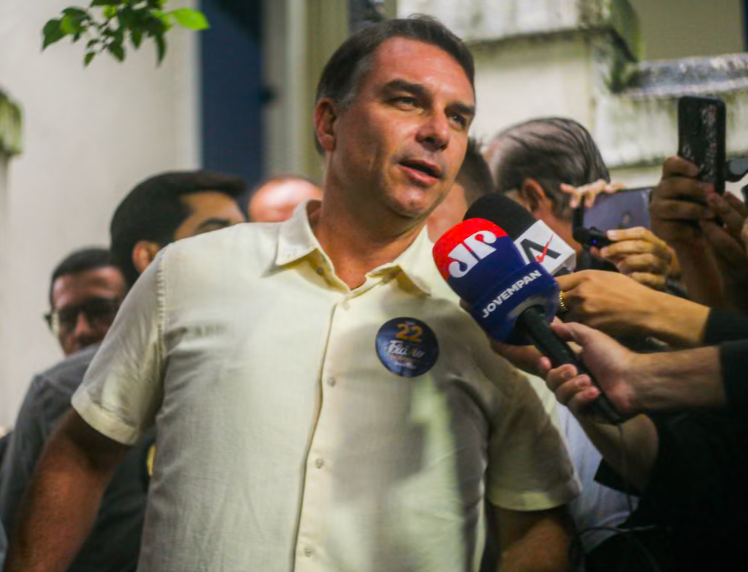 Flávio Bolsonaro Dilaporkan ke AS Usai Kalah Pilpres, Paspor Brasil Dibatalkan